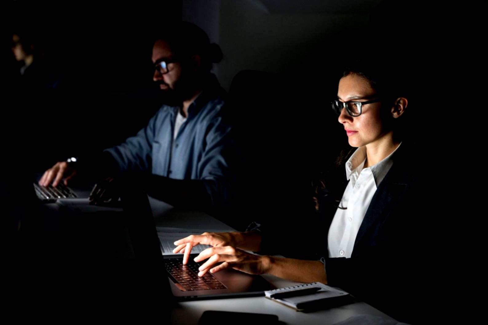 Personas aprendiendo sobre finanzas